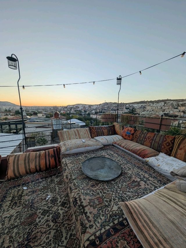 Ultimate Göreme Getaway: Sunrise, Hot Air Balloons, & Cave Cafes 🏜️🎈
