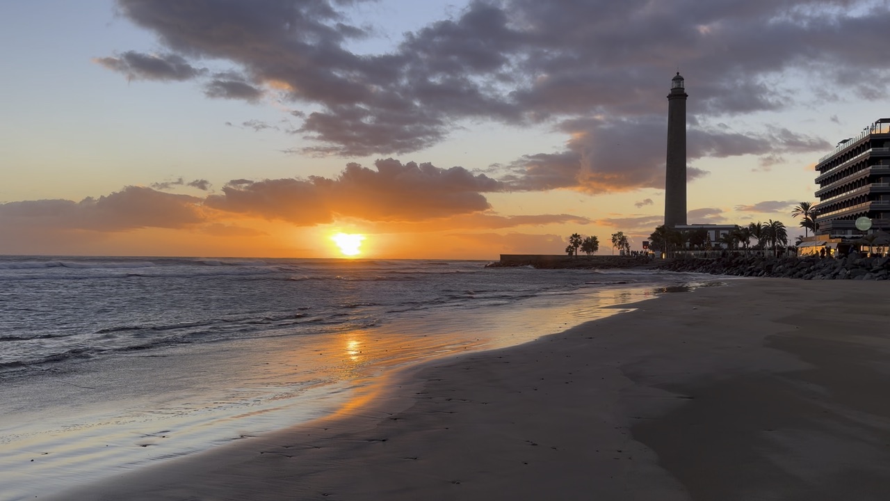 When in Gran Canaria you really can’t miss waiting for the sunset on the beach under the lighthouse.😍

Bars and a very beautiful hotel are along the promenade. 

Take your hoodie for the ocean breeze 😉

 #sunset #lighthouse #beachlife #naturalwonders #seascapes #canaryislands #travel 