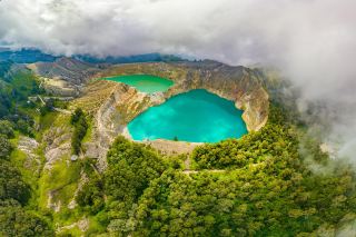 3つの湖。1つの火山。そしてなぜか、それぞれがまったく違う色に。