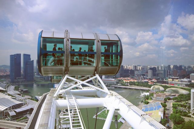 Singapore Flyer: High-altitude romance of happiness Ferris wheel.