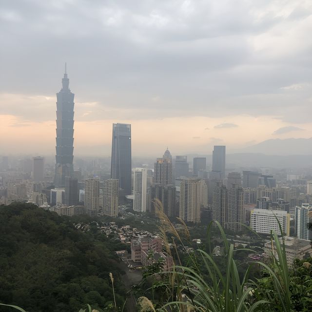 Stunning views of Taipei, elephant mountain. 