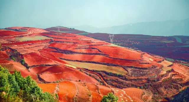 "Miracle of the Painted Earth: A Comprehensive Guide to the Photography Paradise of Dongchuan Red Land"