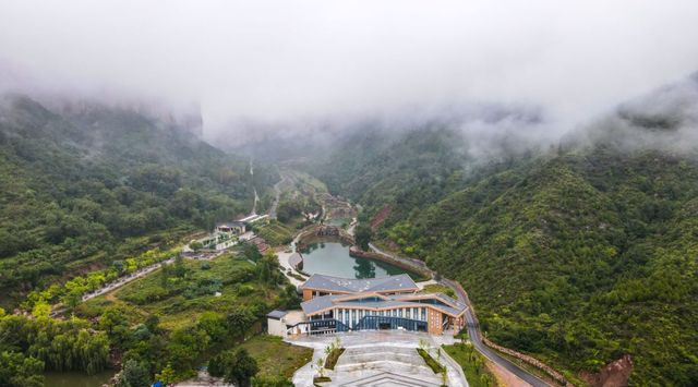 壺山溫泉旅遊度假區坐落於青山綠水之間，海拔在1000米以上，常年綠意籠罩