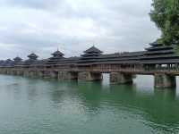 芷江龍津橋，全橋身用杉木卯眼相接，未用任何鐵釘鐵器，歷史上一直是湘黔公路的要塞，史稱“三楚西南第一橋