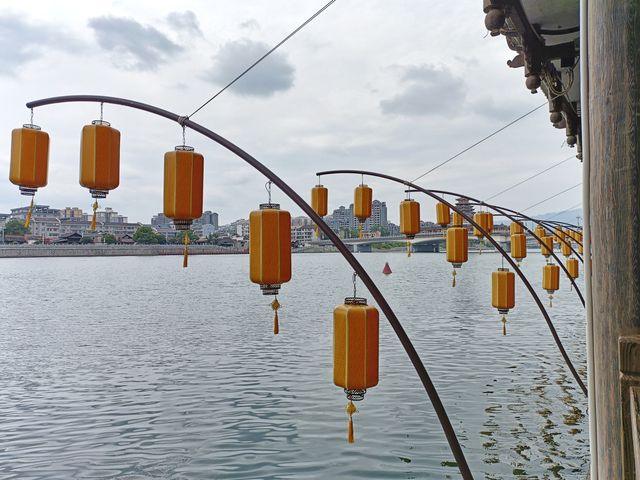 芷江龍津橋，全橋身用杉木卯眼相接，未用任何鐵釘鐵器，歷史上一直是湘黔公路的要塞，史稱“三楚西南第一橋