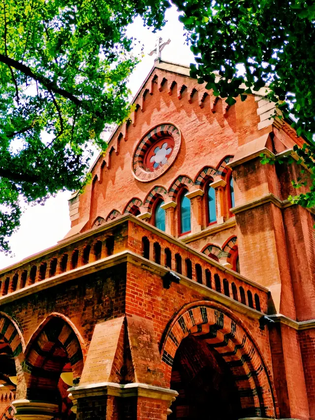 The Holy Trinity Church is characterized by its bare red brick walls both inside and outside, hence it is commonly known as the 'Red Chapel'