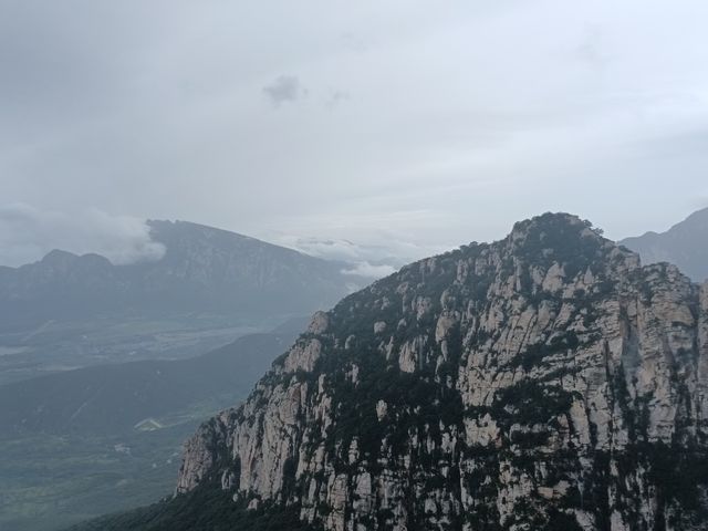 煙雨急行登嵩山