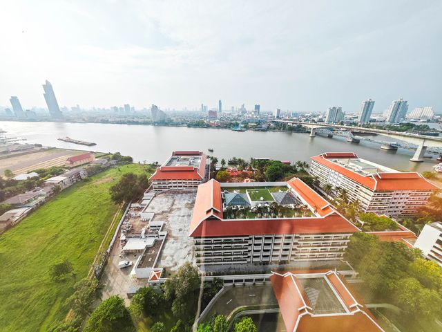 湄南河畔的高空景觀酒店