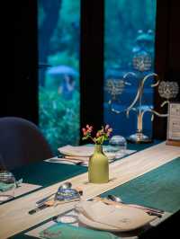 What is the experience like dining in a standalone villa in Qujiang?