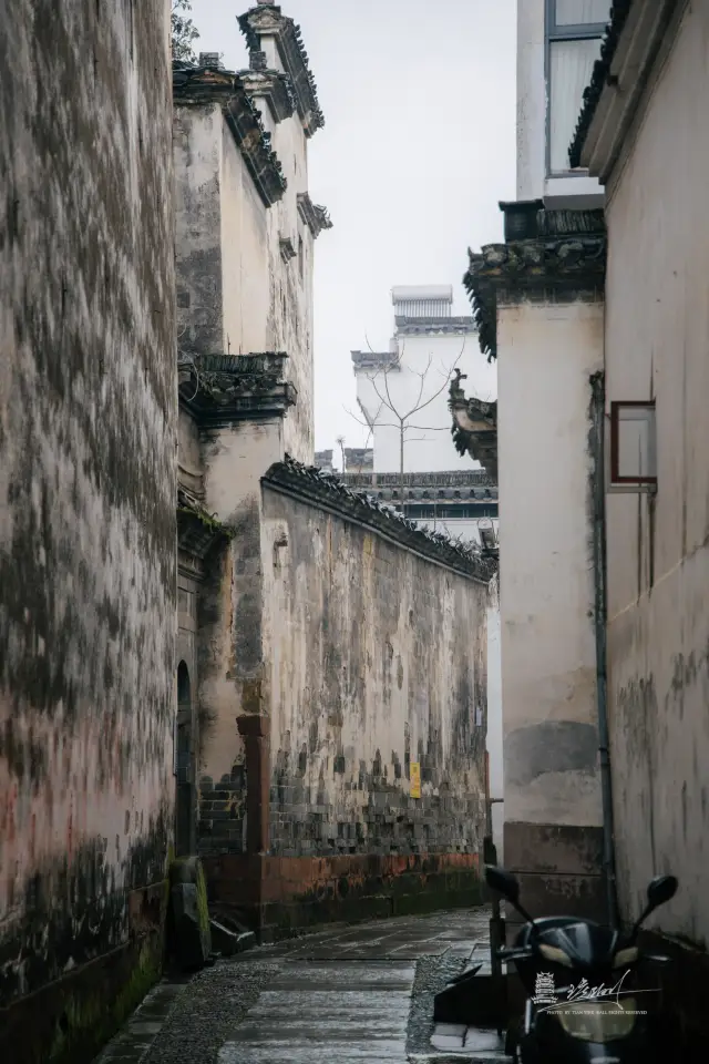 陰雨天的徽州古城，太像水墨畫了吧