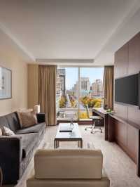 🍁 Toronto's Top Stays: Luxury, Views & Vibes 🍂