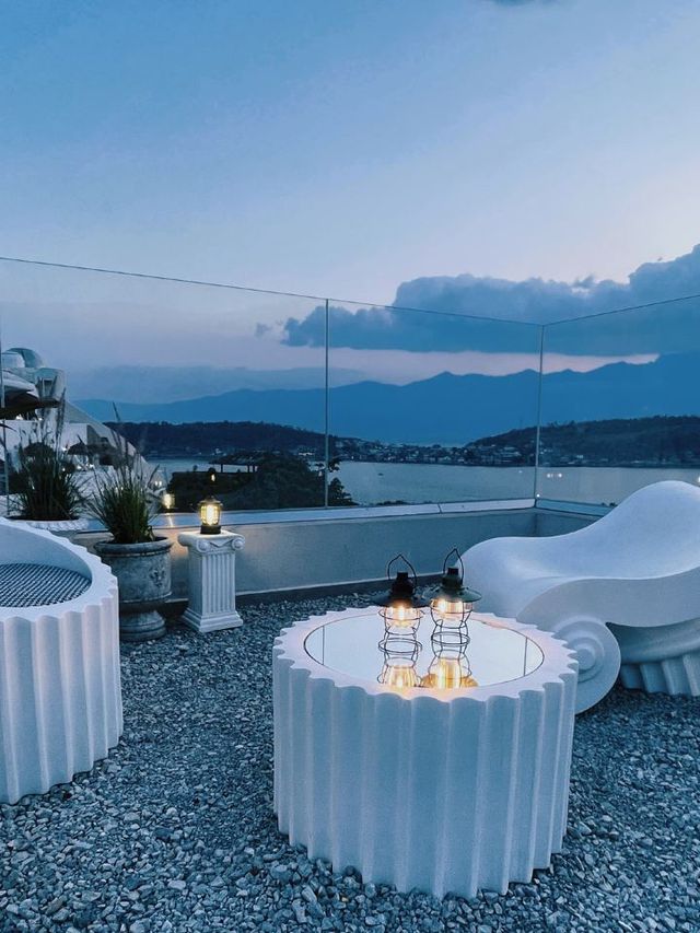 🌟 Dali's Chic Retreat: Art, Music & Views 🎨🎵🏞️