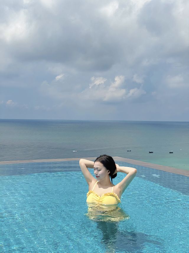 在涠洲島入住一間臨海酒店，欣賞絕美的夕陽。
