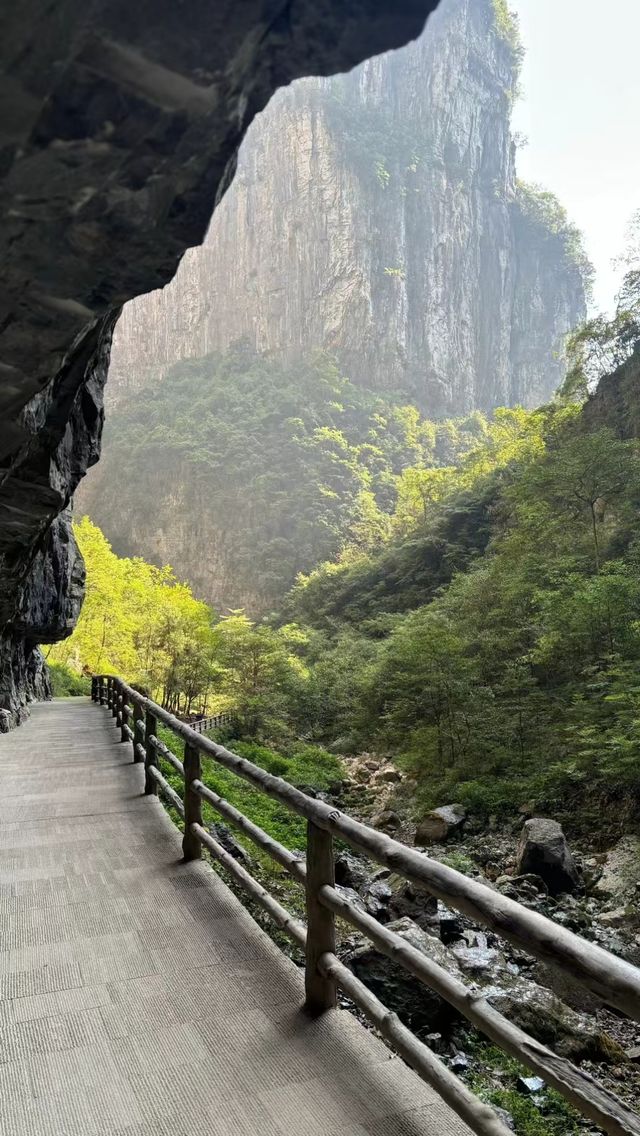 怪石林立，還看天生三橋，盡享天地。