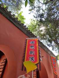 《臣本布衣，躬耕於南陽》——南陽臥龍岡。