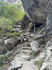 雲南｜虎跳峽峽谷徒步精華路段—— 一線天。