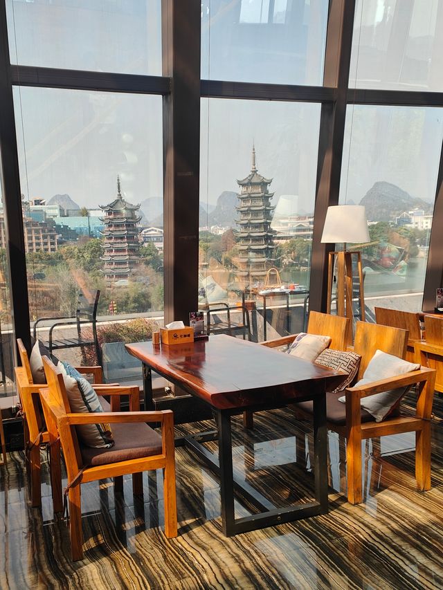 不出酒店就可以拍到日月雙塔和象鼻山！賺到了！