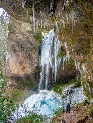 Depart from Chengdu and discover a blue ice waterfall in a snowy forest in 2 hours