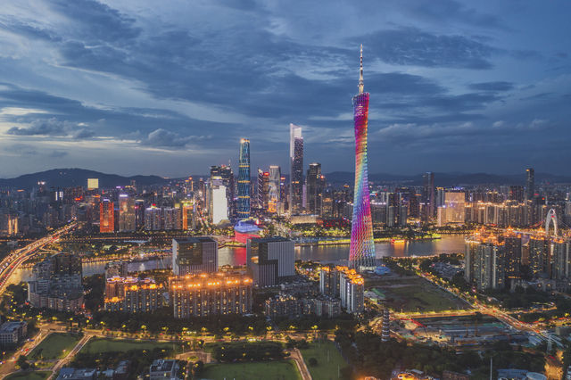 廣州國際金融中心登頂：高空視角下的城市