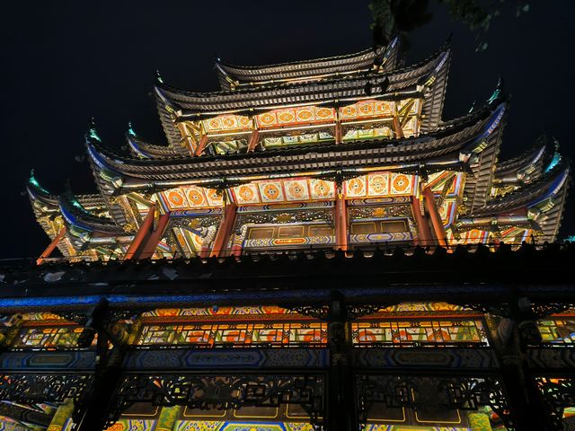 呢場大雨澆唔熄我對重慶嘅熱情！啱啱打卡完絕美夜景觀賞地鴻恩閣，即刻嚟俾你哋安利呢個寶藏景點 鴻恩