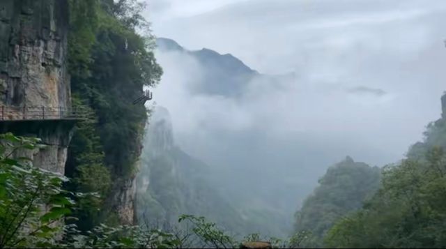6300米懸空棧道上的「雲端漫步」指南，清江方山全攻略：
