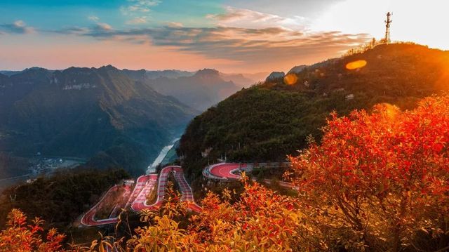 矮寨奇觀旅遊區，霜降秋色濃遇瀑布奇觀