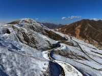 青海冬日神韻：拉脊山白雪裹雲，曠野藏清歡