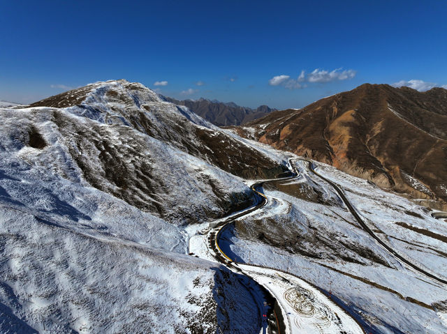 青海冬日神韻：拉脊山白雪裹雲，曠野藏清歡