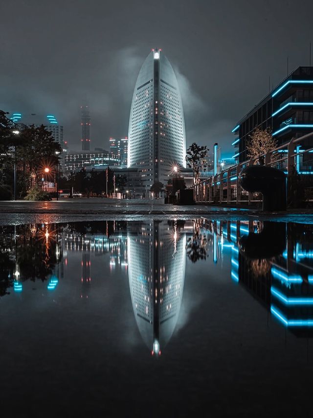 橫濱港未來21|賽博朋克夜雨迷情霓虹與雨滴的絕美交響曲 橫濱港未來21|賽博朋克夜雨迷情霓虹與雨滴的絕美交響曲