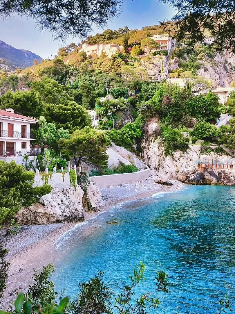 Eze | Một thị trấn thời trung cổ nằm trên vách đá ven biển Riviera của Pháp.