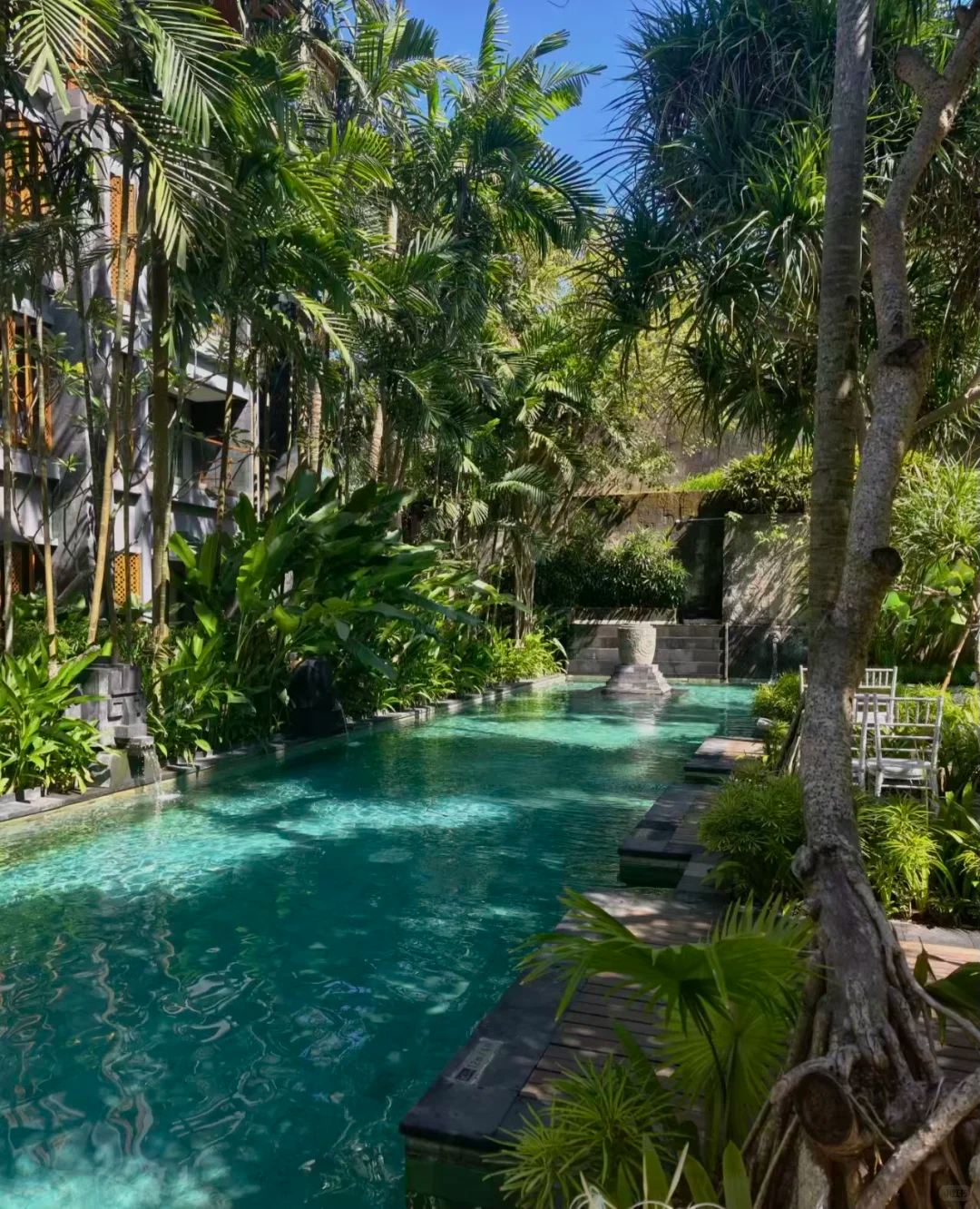 Don't miss these top hotel picks in Bali! A collection of three luxury brands on cliffs, beaches, and private villas  
1️⃣ LXP Hotel and Resort Uluwatu Bali|Ultimate Cliffside Seclusion  
Location: On top of Uluwatu cliff, boasting a 70-meter high cliff sea view with exclusive Indian Ocean vistas  
✨Highlights  
Hilton LXR’s first Southeast Asia property, terraced layout hidden among tropical rainforest cliffs, only 72 standalone villas in the entire resort, each equipped with a private infinity pool + scenic bathtub facing the sunset sea view for the perfect ambiance. Features a cliffside glass restaurant, floating afternoon tea spot, professional spa, and kids club, offering maximum privacy—ideal for pure relaxation and escape vacations.  
🎁Special Offer: Stay 3 nights, pay for 2; 30% off  
✅Best for: Honeymoon couples, anniversary trips, high-end travelers seeking privacy  
2️⃣ Indigo Bali Seminyak Beach Hotel|Trendy Coastal Hotspot  
Location: Seminyak’s golden coast, walking distance to popular shopping areas + private beach, 30 minutes from the airport  
✨Highlights  
An artistic upscale hotel under InterContinental, designed with natural wood and tropical greenery reflecting local vibes, 4 outdoor pools facing the Indian Ocean, sunset pool perfect for Instagram shots. Comes with the famous beach bar Sugarsand for all-in-one dining and entertainment. Room types include terrace rooms and pool villas, balancing convenience and vacation vibes, very popular with young travelers.  
🎁Special Offer: Stay 5 nights, pay for 4; 20% off  
✅Best for: Friends traveling together, shopping and sightseeing, young couples on short getaways  
3️⃣ Canggu Resort Bali  
Location: Secluded Canggu coastal area, fewer crowds and beautiful scenery, featuring both rice fields and coastline views  
✨Highlights  
A classic tranquil Bali resort with standalone pool villas scattered among coconut groves, lush courtyard greenery creating a great atmosphere. The hotel offers a private coastal walkway, open-air yoga platform, and authentic Indonesian cuisine restaurant. Without the crowds of popular spots, you can enjoy seaside sunsets and stroll through nearby rice fields and villages for an immersive, natural island experience.  
🎁Special Offer: Stay 5 nights, pay for 4  
✅Best for: Niche deep travelers, relaxation seekers, those who love quiet and slow-paced trips  
💡Bali Hotel Selection Guide  
▪️Want sea views and great photos: choose the Uluwatu cliff hotel  
▪️Love eating, shopping, playing, and taking photos: focus on Seminyak beach area  
▪️Want a niche escape with both coast and countryside: stay in the Canggu resort area  
▪️Best value for long stays; mention anniversaries in advance for free decorations