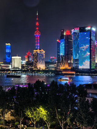 The St. Regis on the Bund | Stunning river-view room to watch the Oriental Pearl Tower while lying in bed