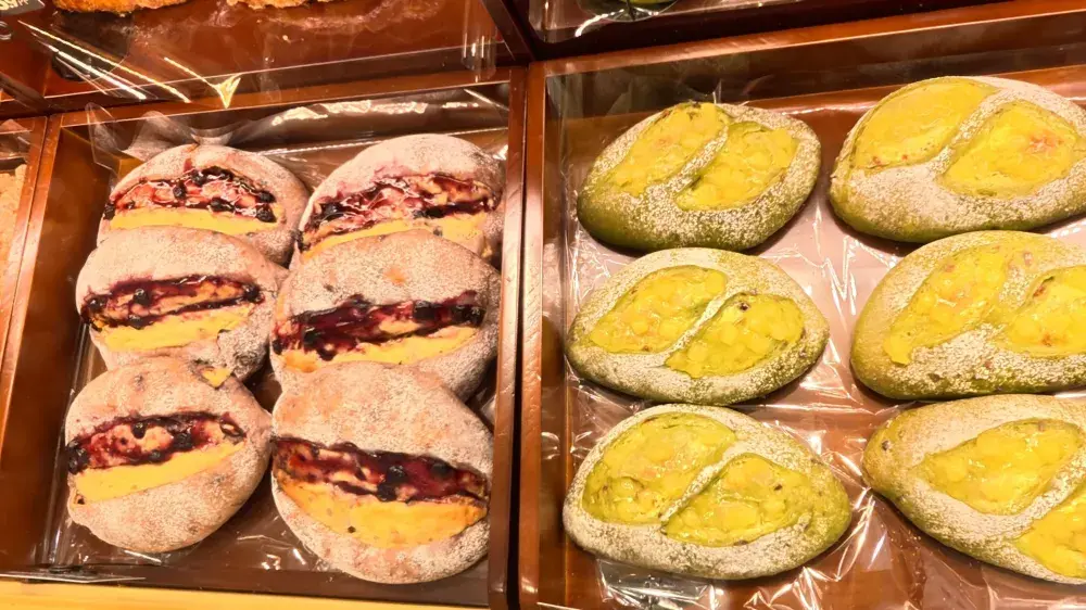 🥐 我躲過了雨,還看到了正在製作的新鮮麵包。