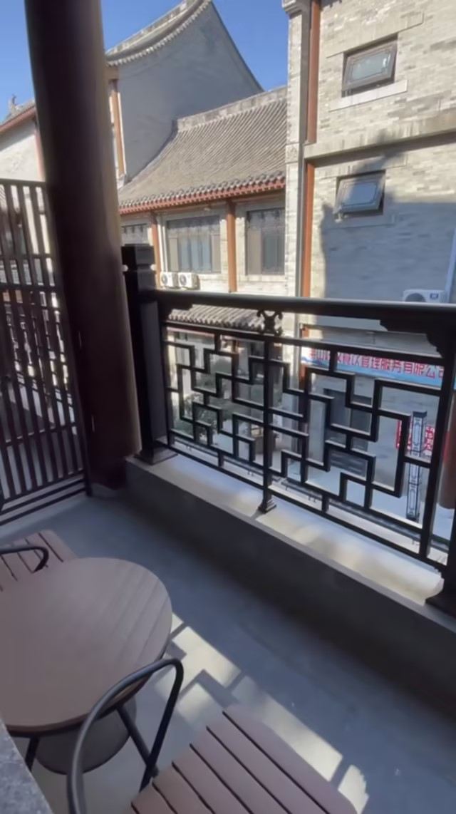 Stay in a quiet twin room with a balcony and find elegance in the hometown of Water Margin.
