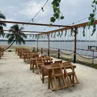 Marine beach: ocean side dining 