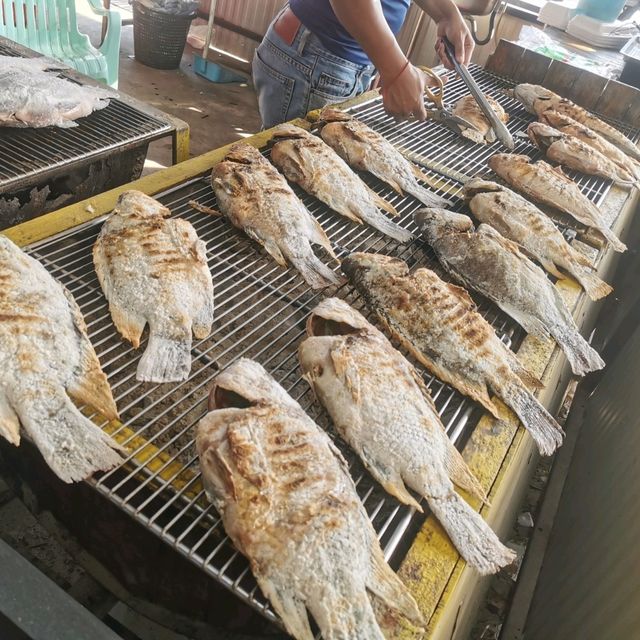 ตาเรืองปลาเผา ที่ตลาดฐานเพชร​นนท์​ 
