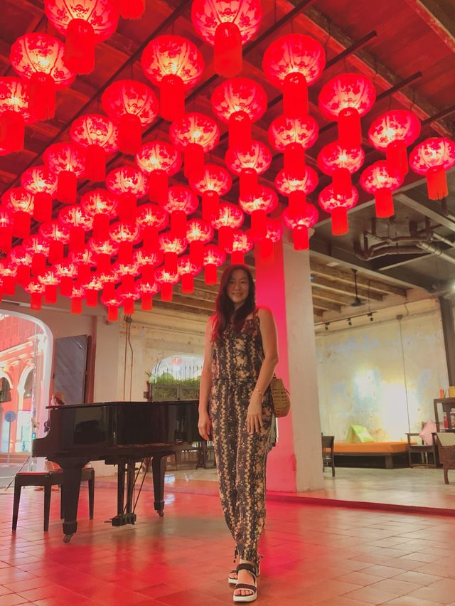 ที่พักย่านภูเก็ตเมืองเก่า เข้ากับธีมตรุษจีนค่ะ