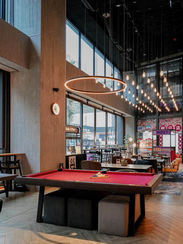 台中旅遊必住！moxy酒店時尚新潮，給你不一樣的住宿體驗！