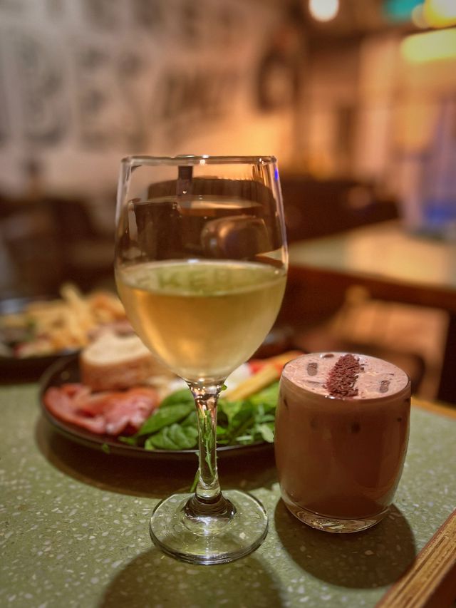 美式工業風有酒飲嘅cafe鬆軟三層脆面法式焦糖班戟 美式工業風有酒飲嘅cafe鬆軟三層脆面法式焦糖班戟