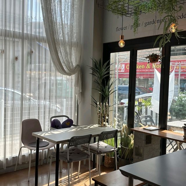 꽃가루를 날려 ☕️도 즐겨♡