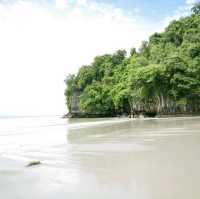 เดินเล่นชายทะเลที่ "หาดเจ้าไหม"