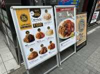東京・新橋。ランチ限定。ライスの量200g〜500gまで同一料金『男のオムライス EGG BOMB 新橋店』