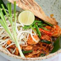 ลากแฟนไปกินอาหารไทยอร่อยๆริมสระริมทะเลที่ต้นสน