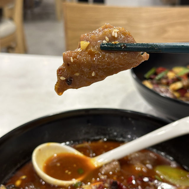 鬧市下．抵食惹味．川菜館