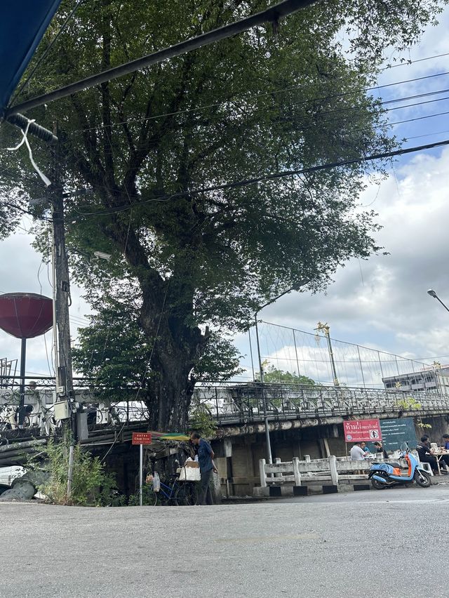 ร้านก๋วยเตี๋ยวหมูเลียง สะพานตรีรัตน์
