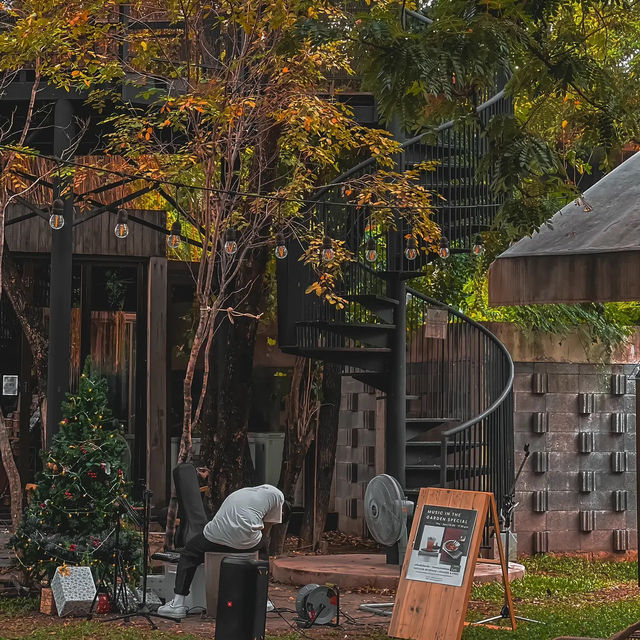 คาเฟ่ย่านสุขุมวิท "The Wood Land"