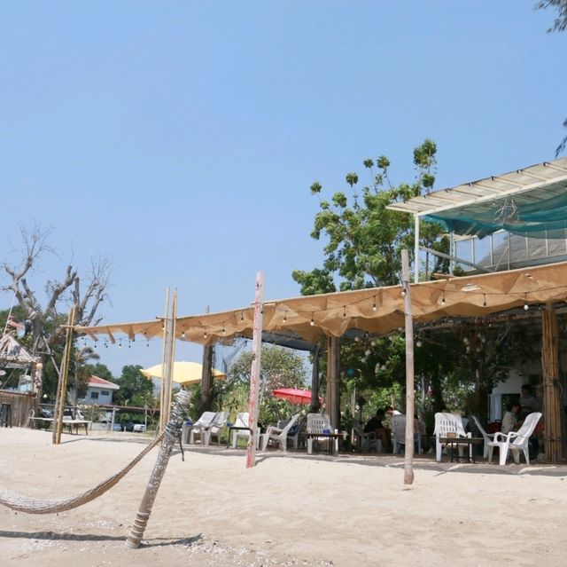 นั่งเล่นชิวๆ ณ White House Beach คาเฟ่ริมเล