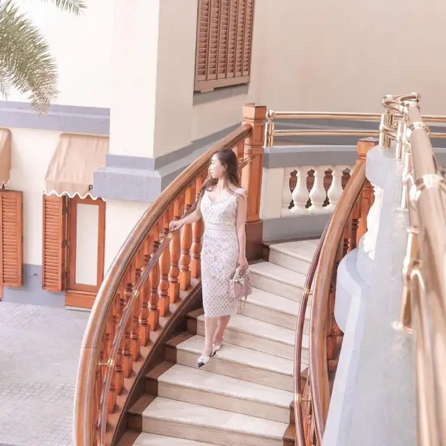 Repulse Bay Hotel in Hong Kong: European Style, Spiral Staircase Becomes a Hotspot for Photos