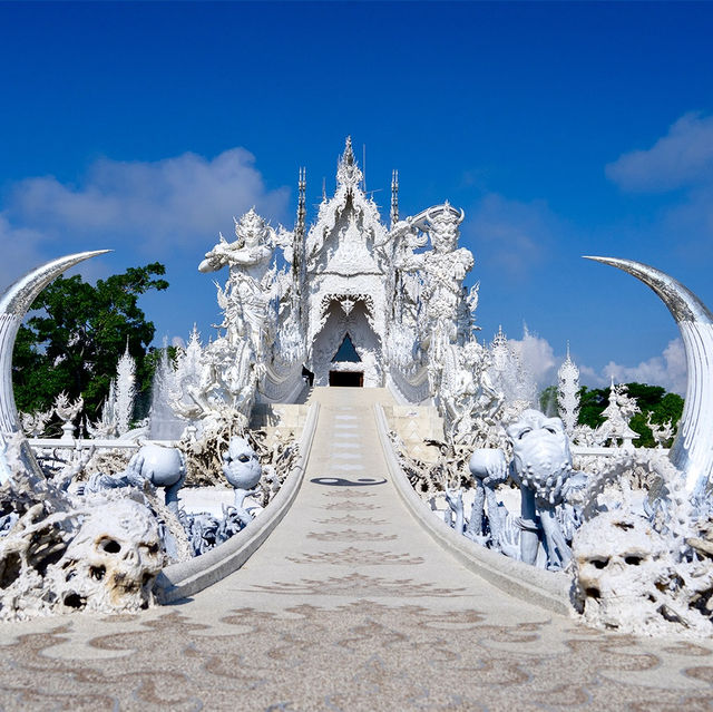 🤍 Getting lost in this intriguing White Temple 😍