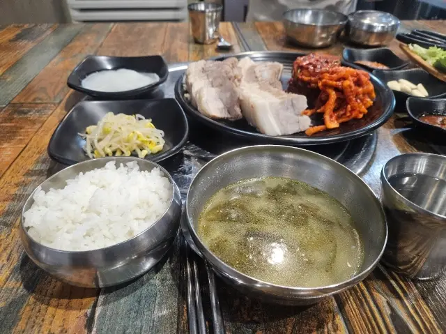 맛있는 돼지갈비와 삶은 돼지고기 조각 가게